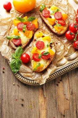 lezzetli, eski ahşap masa üstünde domates bruschetta