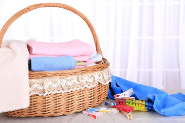 Sepette ışık arka plan üzerinde renkli havlu