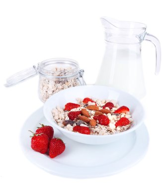 sağlıklı tahıl süt ve çilek beyaz izole kase