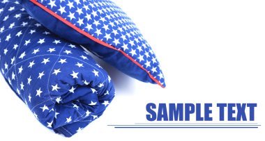 parlak yastık ve üzerinde beyaz izole şal