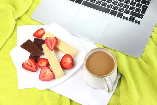 Composition with laptop and tasty breakfast on wooden tray, close-up — Stock Photo, Image
