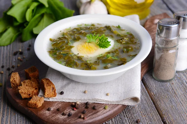 Delicious green soup with sorrel on table close-up — Stock Photo, Image