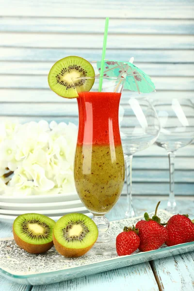 Νόστιμο smoothie φρούτων για ξύλινο τραπέζι, κοντινό πλάνο — Φωτογραφία Αρχείου