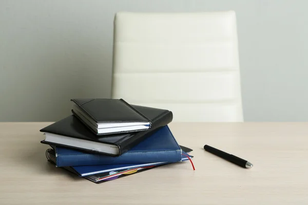 Lieu de travail vide dans le bureau sur fond gris — Photo