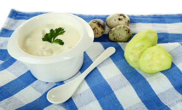 Yogurt al cetriolo in ciotola di vetro, su tovagliolo di colore, isolato su bianco — Foto Stock