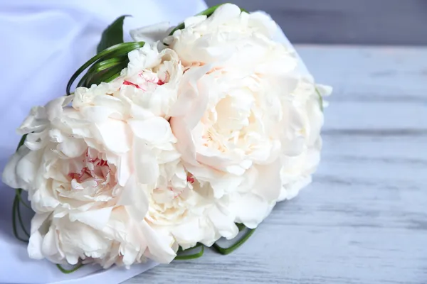 Beautiful wedding bouquet on  color wooden background — Stock Photo, Image