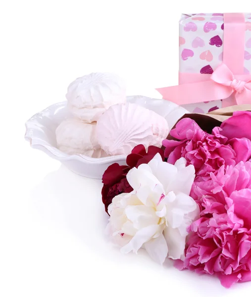 Belle peonie e confezioni regalo, isolate su bianco — Foto Stock