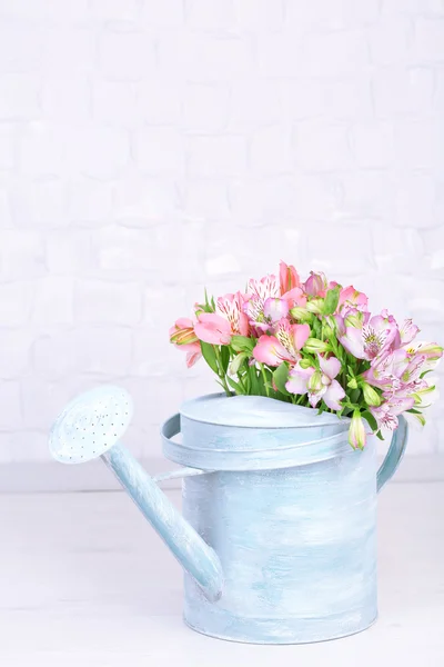 Bellissimo bouquet di fresie in annaffiatoio in camera — Foto Stock