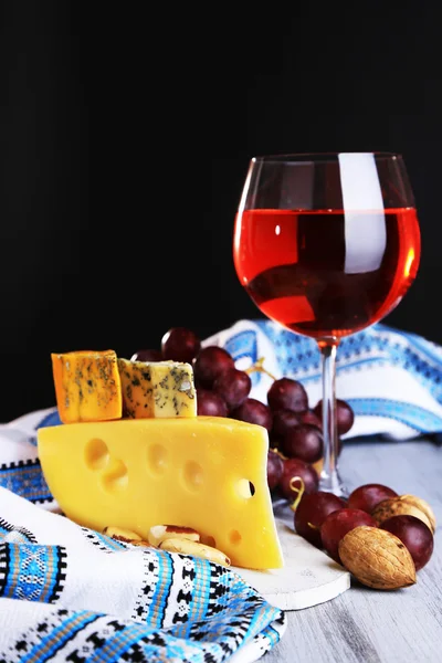 Different kinds of cheese with wine on table close-up — Stock Photo, Image