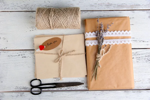 Caja de regalo artesanal de estilo natural sobre fondo de madera. Concepto de diseño de estilo natural —  Fotos de Stock