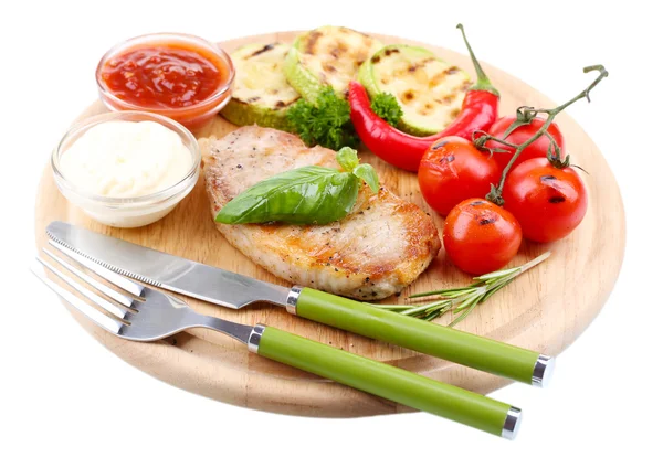 Baharat, ot ve sebzeler üzerinde beyaz izole ahşap tahta üzerinde ızgara biftek — Stok fotoğraf
