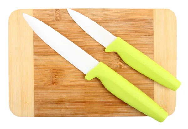 Mutfak bıçakları ve üzerinde beyaz izole kesme tahtası — Stok fotoğraf