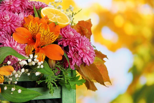 Sandık parlak zemin üzerine masada çiçek kompozisyon — Stok fotoğraf