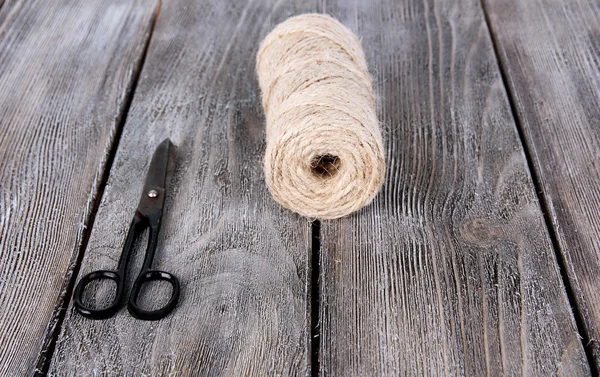 黄麻绳和木制的背景上的旧剪刀 — 图库照片