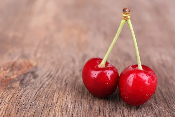 Cerejas doces maduras na mesa de madeira — Fotografia de Stock