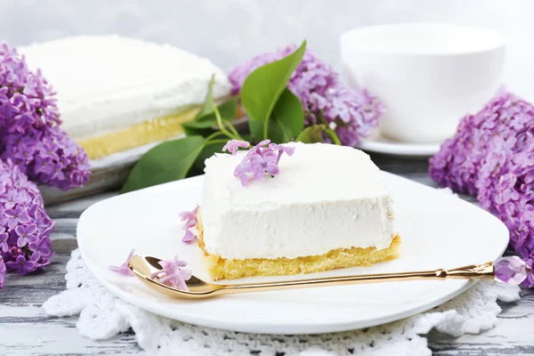 Delicioso postre con flores lila —  Fotos de Stock