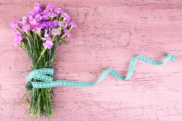 Mooi boeket met kant lint op houten achtergrond — Stockfoto