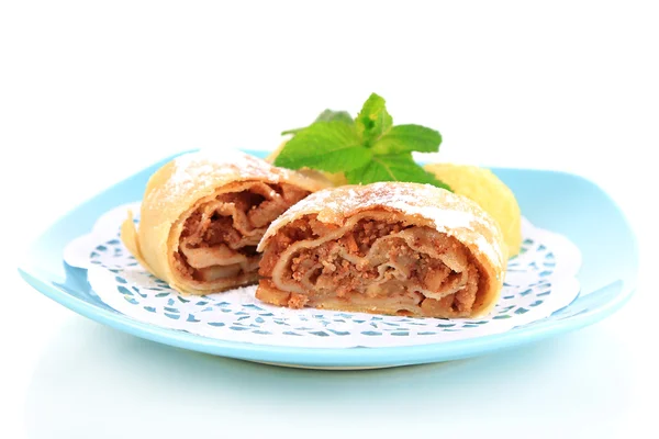 Savoureux strudel maison sur plaque isolée sur blanc — Photo