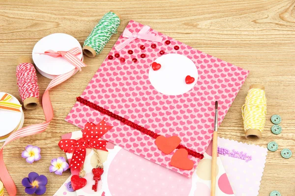 Schöne handgefertigte Postkarten und Scrapbooking-Elemente, auf Holztisch — Stockfoto