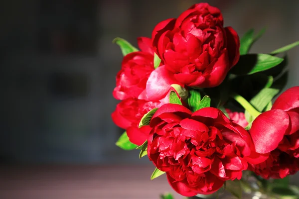 Hermosas peonías rosadas en jarrón sobre fondo oscuro —  Fotos de Stock