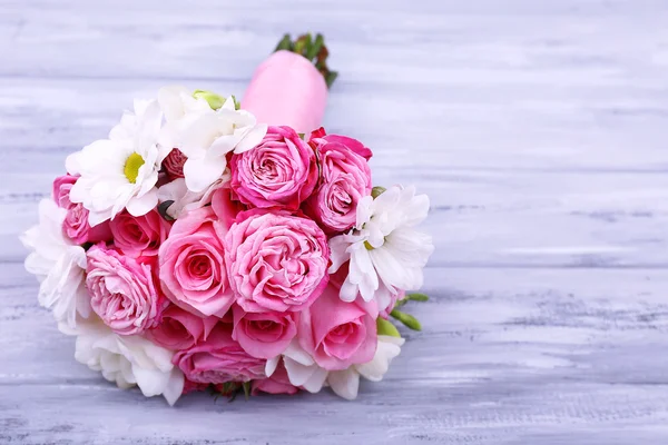 Krásné svatební kytice na dřevěné pozadí — Stock fotografie