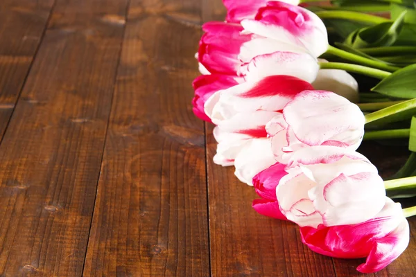 Bei tulipani su sfondo di legno a colori — Foto Stock