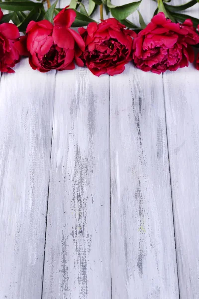 Hermosas peonías rosas sobre fondo de madera de color —  Fotos de Stock