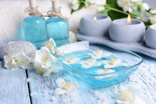 Složení lázně s jasmínovými květy na tabulka detail — Stock fotografie