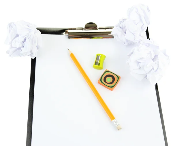 Boules de papier froissées avec crayon et presse-papiers isolés sur blanc — Photo