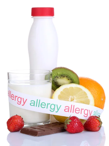 Alimentos alergénicos aislados en blanco —  Fotos de Stock