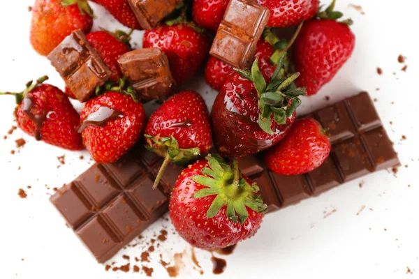 Na białym tle czerwony dojrzałe truskawki w czekoladzie, — Zdjęcie stockowe