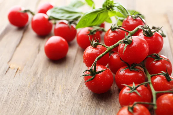 Tomates cherry frescos en mesa de madera vieja — Foto de Stock