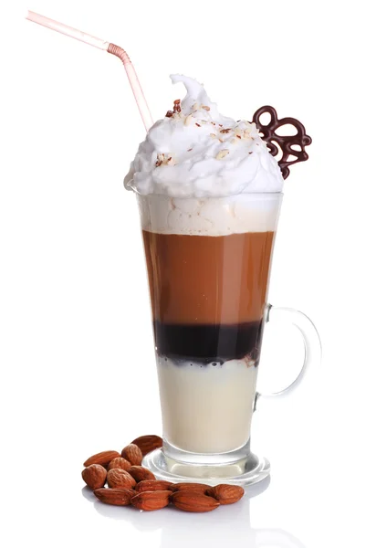 Vaso de café con crema y chocolate, aislado sobre blanco — Foto de Stock