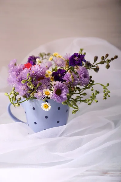 ファブリック上の美しい野生の花 — ストック写真