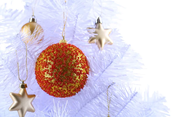 Jouets de Noël sur sapin de Noël blanc neige isolé sur blanc — Photo