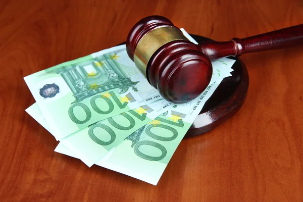 Gavel and money on table close-up — Stock Photo, Image