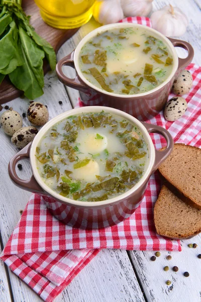 Delicious green soup with sorrel on table close-up — Stock Photo, Image