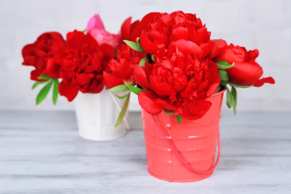 Hermosas peonías rosadas sobre fondo de pared gris —  Fotos de Stock