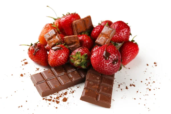 Červené zralé jahody s čokoládou, izolovaných na bílém — Stock fotografie