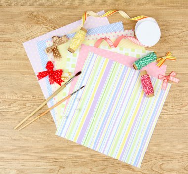 Kağıt scrapbooking ve ahşap masa üstünde alet