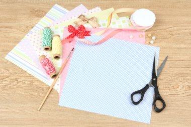Kağıt scrapbooking ve ahşap masa üstünde alet