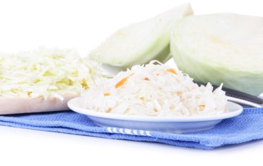 marynowane kapusty (kapusta kiszona), na białym tle