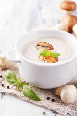 peçeteye ahşap arka plan üzerinde beyaz tencerede mantar çorbası