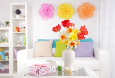 Ev arka planında vazoda güzel bahar çiçekleri