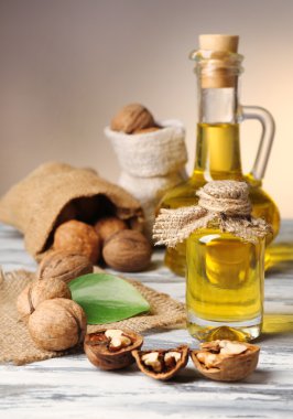 ahşap masa üzerinde fındık ve ceviz yağı