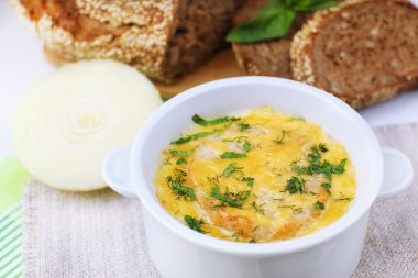 lezzetli çorba tencerede masa örtüsü üzerinde kapat