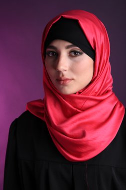 koyu renk arka plan üzerinde güzel Müslüman Arap kadın
