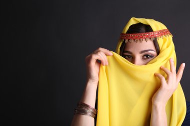 koyu arka plan üzerinde güzel oryantal kız