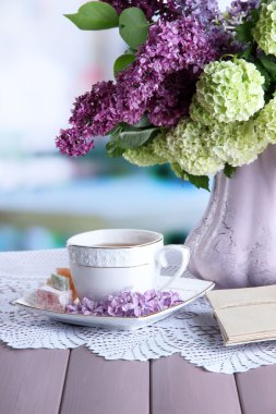 çay, eski mektup ve güzel bahar çiçek vazosu parlak zemin üzerine ahşap masa üzerinde cup ile kompozisyon