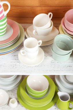 raf, ahşap zemin üzerinde farklı yemek takımı